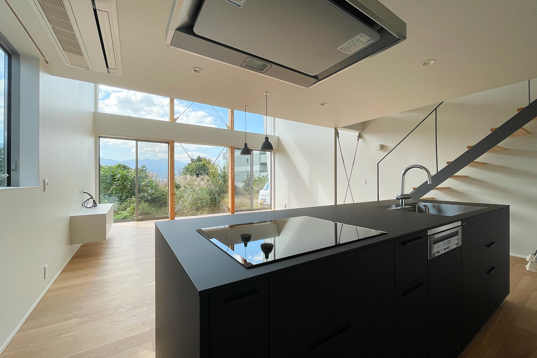 スタジオダイワの住宅内観・モダンなキッチンと開放的なリビング空間